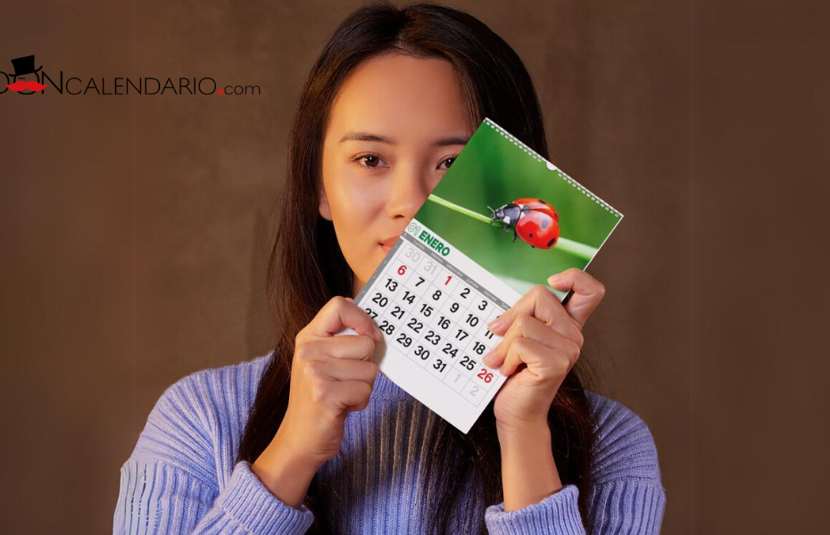 mujer con calendario publicitario en la mano