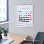 Calendario de pared de 13 hojas tamaño A3 con anuario en la parte de abajo.