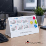 Calendario de cartón triangular automontable.