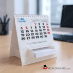 Calendario sobremesa con contenedor para taco de hojas para anotar.