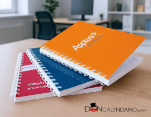 Libreta publicitaria con tapas duras.